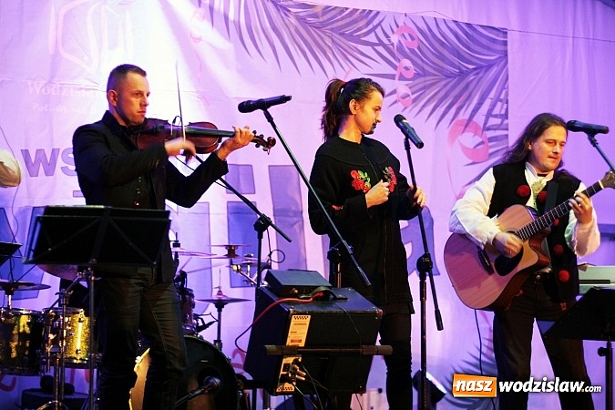 Zdjęcie w galerii na portalu naszwodzislaw.com:  Wodzisławianie po raz ósmy przełamali się opłatkiem wiadomości z regionu