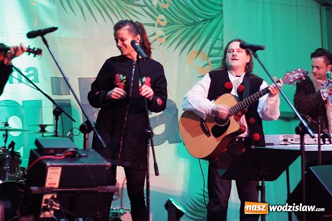 Zdjęcie w galerii na portalu naszwodzislaw.com:  Wodzisławianie po raz ósmy przełamali się opłatkiem wiadomości z regionu