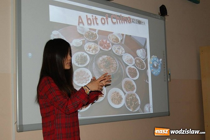 Zdjęcie w galerii na portalu naszwodzislaw.com: Studentka z Chin prowadzi zajęcia w Liceum na Skalnej wiadomości z regionu