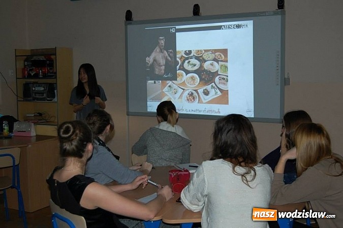 Zdjęcie w galerii na portalu naszwodzislaw.com: Studentka z Chin prowadzi zajęcia w Liceum na Skalnej wiadomości z regionu