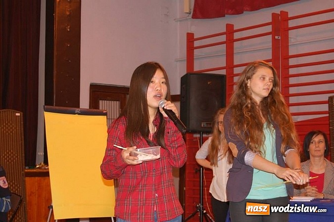 Zdjęcie w galerii na portalu naszwodzislaw.com: Studentka z Chin prowadzi zajęcia w Liceum na Skalnej wiadomości z regionu