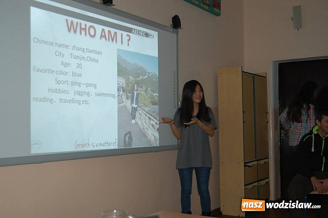 Zdjęcie w galerii na portalu naszwodzislaw.com: Studentka z Chin prowadzi zajęcia w Liceum na Skalnej wiadomości z regionu