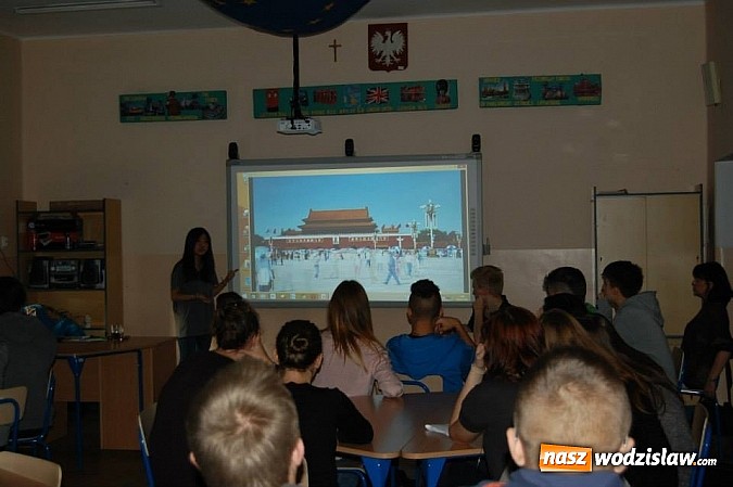 Zdjęcie w galerii na portalu naszwodzislaw.com: Studentka z Chin prowadzi zajęcia w Liceum na Skalnej wiadomości z regionu
