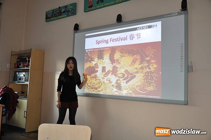 Zdjęcie w galerii na portalu naszwodzislaw.com: Studentka z Chin prowadzi zajęcia w Liceum na Skalnej wiadomości z regionu