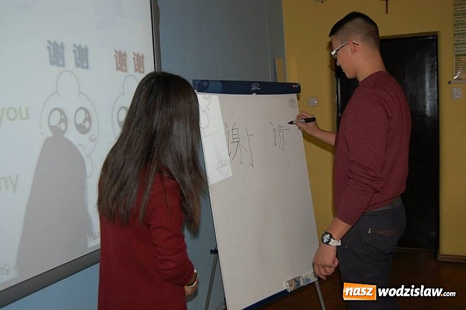 Zdjęcie w galerii na portalu naszwodzislaw.com: Studentka z Chin prowadzi zajęcia w Liceum na Skalnej wiadomości z regionu