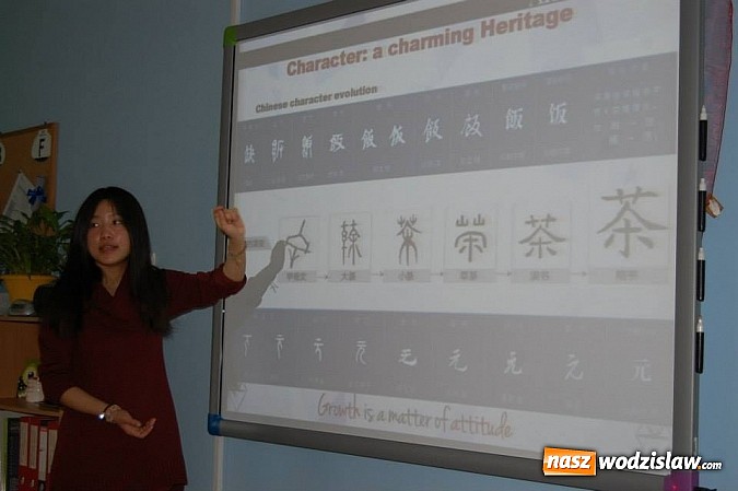 Zdjęcie w galerii na portalu naszwodzislaw.com: Studentka z Chin prowadzi zajęcia w Liceum na Skalnej wiadomości z regionu