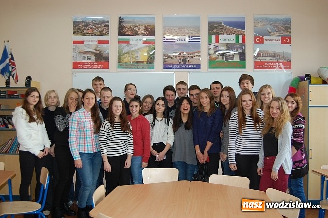 Zdjęcie w galerii na portalu naszwodzislaw.com: Studentka z Chin prowadzi zajęcia w Liceum na Skalnej wiadomości z regionu