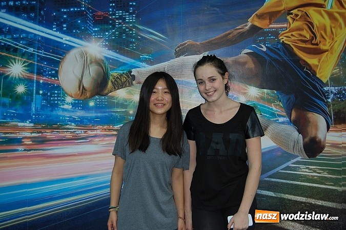 Zdjęcie w galerii na portalu naszwodzislaw.com: Studentka z Chin prowadzi zajęcia w Liceum na Skalnej wiadomości z regionu