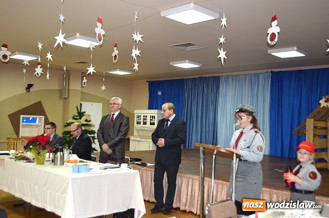 Zdjęcie w galerii na portalu naszwodzislaw.com: Zuchy z Czyżowic przekazały wójtowi Betlejemskie Światełko Pokoju wiadomości z regionu