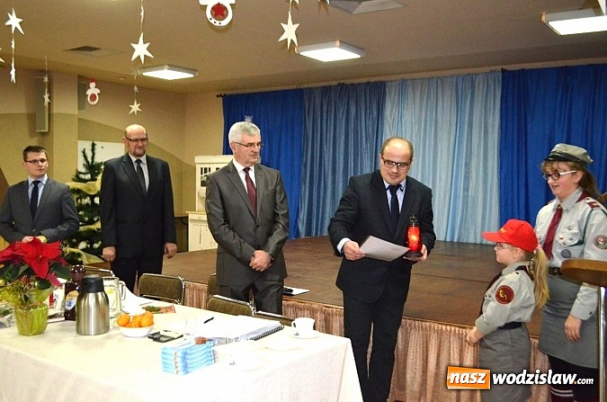 Zdjęcie w galerii na portalu naszwodzislaw.com: Zuchy z Czyżowic przekazały wójtowi Betlejemskie Światełko Pokoju wiadomości z regionu