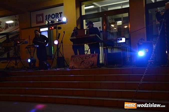 Zdjęcie w galerii na portalu naszwodzislaw.com: Mieszkańcy Radlina wspólnie powitali Nowy Rok wiadomości z regionu