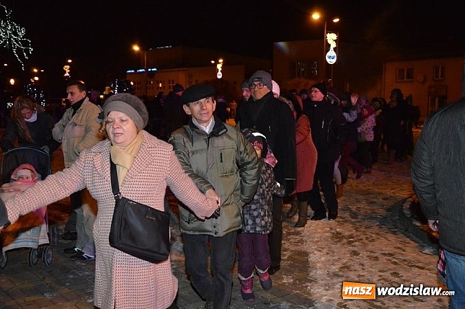 Zdjęcie w galerii na portalu naszwodzislaw.com: Mieszkańcy Radlina wspólnie powitali Nowy Rok wiadomości z regionu