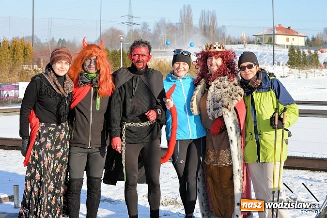 Zdjęcie w galerii na portalu naszwodzislaw.com: Przyjacielski Bieg Sylwestrowy z Klubem Forma za nami. Na starcie stanęło ponad 80. zawodników wiadomości z regionu