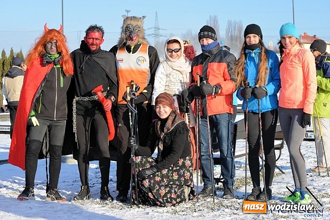 Zdjęcie w galerii na portalu naszwodzislaw.com: Przyjacielski Bieg Sylwestrowy z Klubem Forma za nami. Na starcie stanęło ponad 80. zawodników wiadomości z regionu