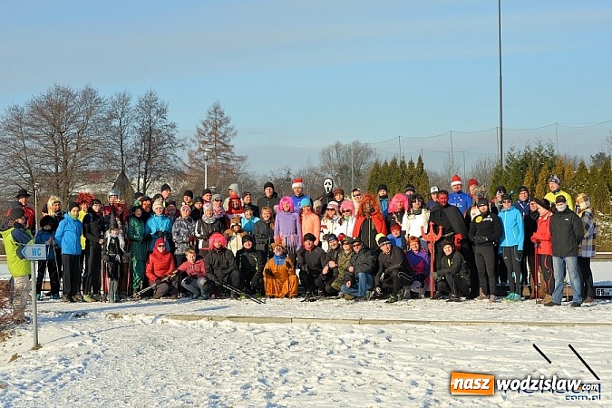 Zdjęcie w galerii na portalu naszwodzislaw.com: Przyjacielski Bieg Sylwestrowy z Klubem Forma za nami. Na starcie stanęło ponad 80. zawodników wiadomości z regionu