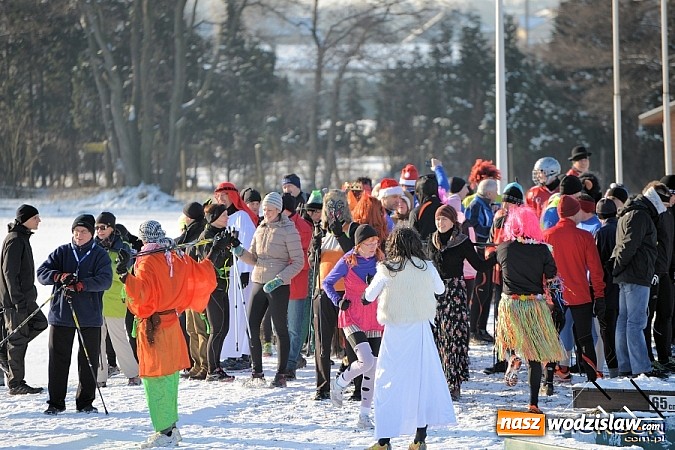 Zdjęcie w galerii na portalu naszwodzislaw.com: Przyjacielski Bieg Sylwestrowy z Klubem Forma za nami. Na starcie stanęło ponad 80. zawodników wiadomości z regionu