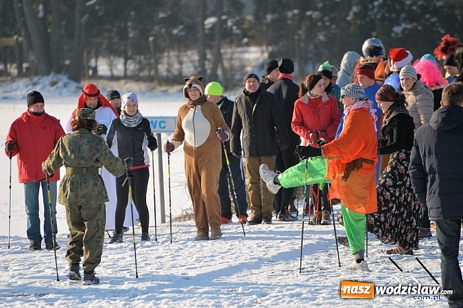 Zdjęcie w galerii na portalu naszwodzislaw.com: Przyjacielski Bieg Sylwestrowy z Klubem Forma za nami. Na starcie stanęło ponad 80. zawodników wiadomości z regionu