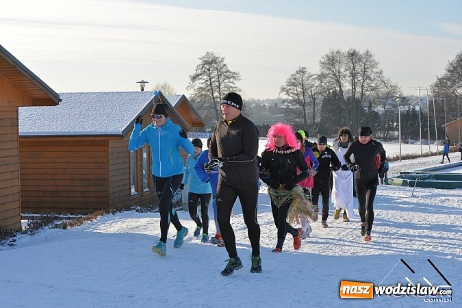 Zdjęcie w galerii na portalu naszwodzislaw.com: Przyjacielski Bieg Sylwestrowy z Klubem Forma za nami. Na starcie stanęło ponad 80. zawodników wiadomości z regionu