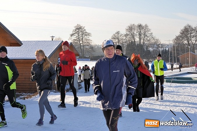 Zdjęcie w galerii na portalu naszwodzislaw.com: Przyjacielski Bieg Sylwestrowy z Klubem Forma za nami. Na starcie stanęło ponad 80. zawodników wiadomości z regionu