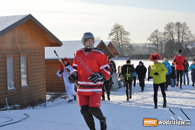 Zdjęcie w galerii na portalu naszwodzislaw.com: Przyjacielski Bieg Sylwestrowy z Klubem Forma za nami. Na starcie stanęło ponad 80. zawodników wiadomości z regionu