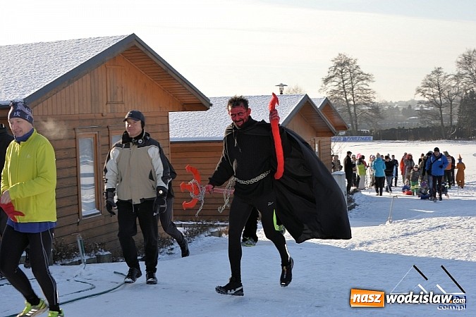 Zdjęcie w galerii na portalu naszwodzislaw.com: Przyjacielski Bieg Sylwestrowy z Klubem Forma za nami. Na starcie stanęło ponad 80. zawodników wiadomości z regionu