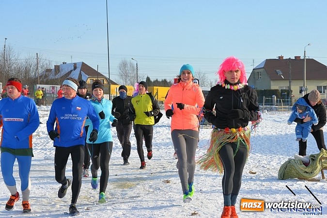 Zdjęcie w galerii na portalu naszwodzislaw.com: Przyjacielski Bieg Sylwestrowy z Klubem Forma za nami. Na starcie stanęło ponad 80. zawodników wiadomości z regionu