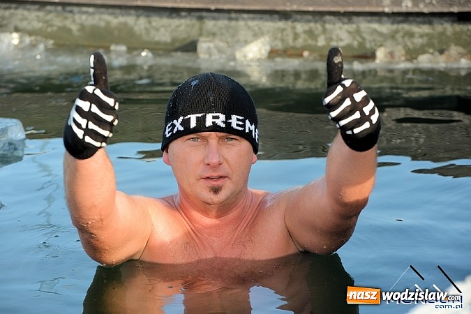 Zdjęcie w galerii na portalu naszwodzislaw.com: Przyjacielski Bieg Sylwestrowy z Klubem Forma za nami. Na starcie stanęło ponad 80. zawodników wiadomości z regionu