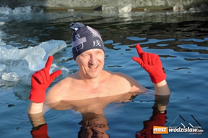 Zdjęcie w galerii na portalu naszwodzislaw.com: Przyjacielski Bieg Sylwestrowy z Klubem Forma za nami. Na starcie stanęło ponad 80. zawodników wiadomości z regionu