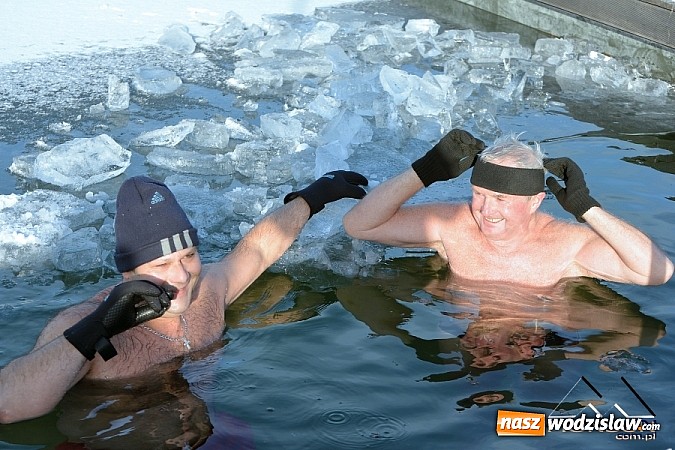 Zdjęcie w galerii na portalu naszwodzislaw.com: Przyjacielski Bieg Sylwestrowy z Klubem Forma za nami. Na starcie stanęło ponad 80. zawodników wiadomości z regionu