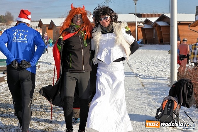 Zdjęcie w galerii na portalu naszwodzislaw.com: Przyjacielski Bieg Sylwestrowy z Klubem Forma za nami. Na starcie stanęło ponad 80. zawodników wiadomości z regionu