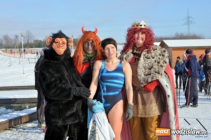 Zdjęcie w galerii na portalu naszwodzislaw.com: Przyjacielski Bieg Sylwestrowy z Klubem Forma za nami. Na starcie stanęło ponad 80. zawodników wiadomości z regionu