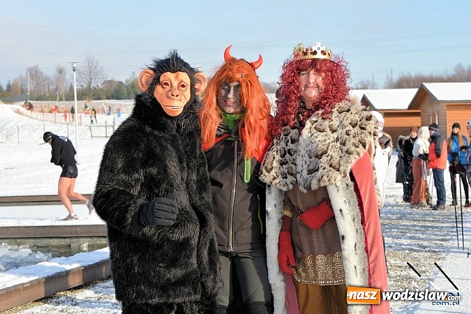 Zdjęcie w galerii na portalu naszwodzislaw.com: Przyjacielski Bieg Sylwestrowy z Klubem Forma za nami. Na starcie stanęło ponad 80. zawodników wiadomości z regionu