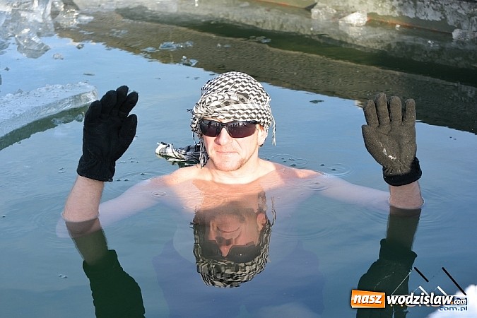 Zdjęcie w galerii na portalu naszwodzislaw.com: Przyjacielski Bieg Sylwestrowy z Klubem Forma za nami. Na starcie stanęło ponad 80. zawodników wiadomości z regionu