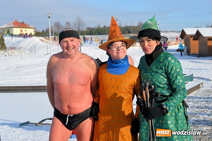 Zdjęcie w galerii na portalu naszwodzislaw.com: Przyjacielski Bieg Sylwestrowy z Klubem Forma za nami. Na starcie stanęło ponad 80. zawodników wiadomości z regionu