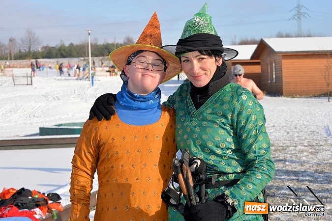 Zdjęcie w galerii na portalu naszwodzislaw.com: Przyjacielski Bieg Sylwestrowy z Klubem Forma za nami. Na starcie stanęło ponad 80. zawodników wiadomości z regionu