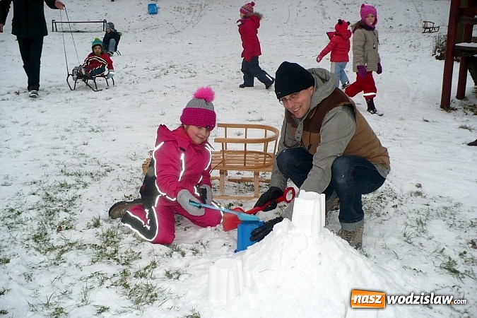 Zdjęcie w galerii na portalu naszwodzislaw.com: Rodzinne zabawy na śniegu w PP nr 6 w Wodzisławiu Śląskim wiadomości z regionu