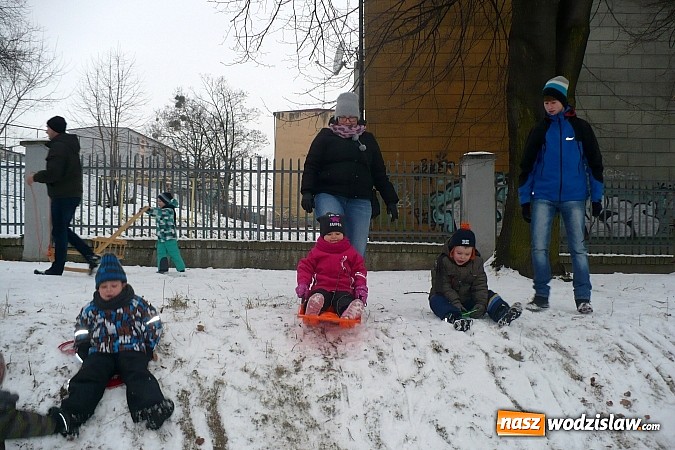 Zdjęcie w galerii na portalu naszwodzislaw.com: Rodzinne zabawy na śniegu w PP nr 6 w Wodzisławiu Śląskim wiadomości z regionu