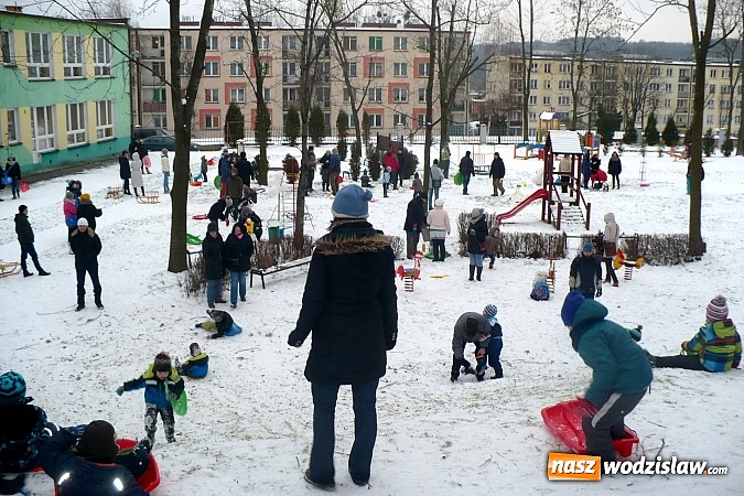 Zdjęcie w galerii na portalu naszwodzislaw.com: Rodzinne zabawy na śniegu w PP nr 6 w Wodzisławiu Śląskim wiadomości z regionu