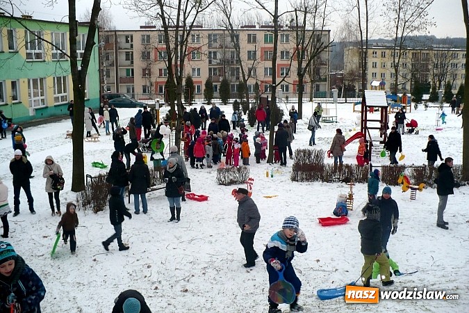 Zdjęcie w galerii na portalu naszwodzislaw.com: Rodzinne zabawy na śniegu w PP nr 6 w Wodzisławiu Śląskim wiadomości z regionu