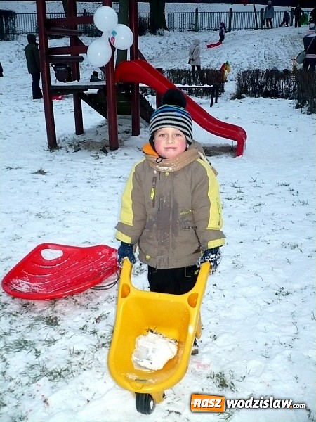 Zdjęcie w galerii na portalu naszwodzislaw.com: Rodzinne zabawy na śniegu w PP nr 6 w Wodzisławiu Śląskim wiadomości z regionu