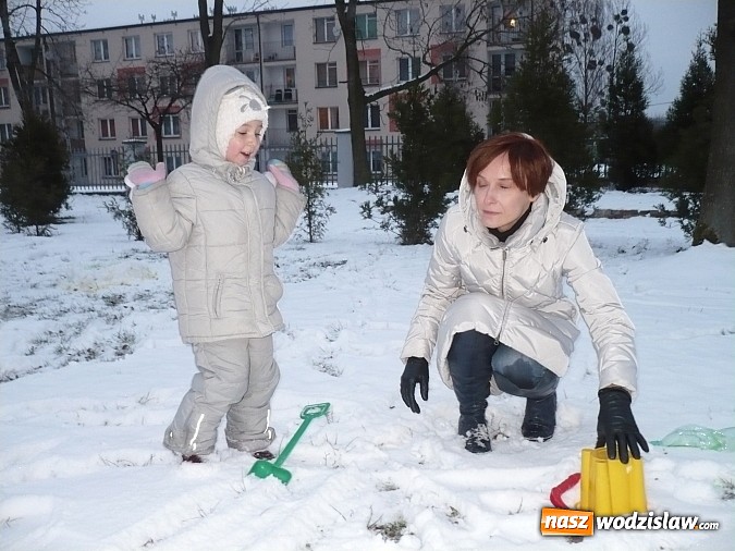 Zdjęcie w galerii na portalu naszwodzislaw.com: Rodzinne zabawy na śniegu w PP nr 6 w Wodzisławiu Śląskim wiadomości z regionu