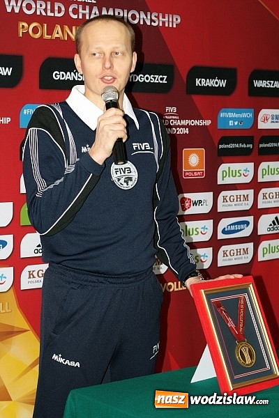 Zdjęcie w galerii na portalu naszwodzislaw.com: W Wodzisławiu można było zobaczyć Puchar Świata zdobyty przez siatkarzy  wiadomości z regionu