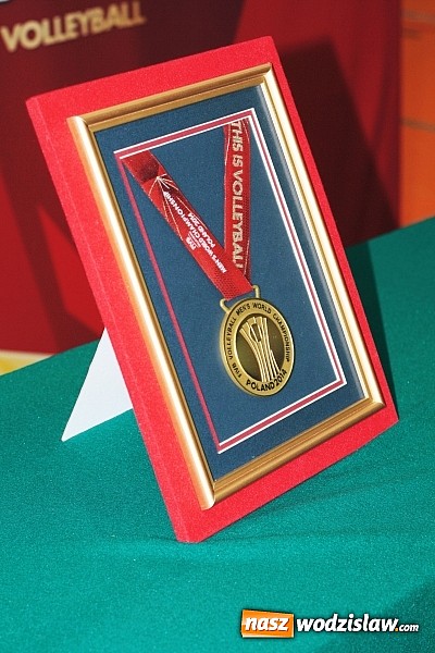 Zdjęcie w galerii na portalu naszwodzislaw.com: W Wodzisławiu można było zobaczyć Puchar Świata zdobyty przez siatkarzy  wiadomości z regionu
