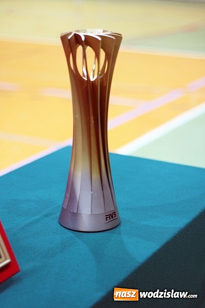 Zdjęcie w galerii na portalu naszwodzislaw.com: W Wodzisławiu można było zobaczyć Puchar Świata zdobyty przez siatkarzy  wiadomości z regionu