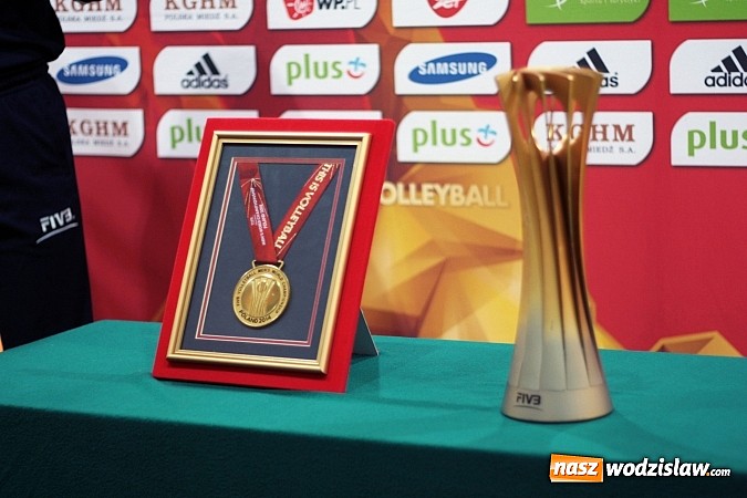 Zdjęcie w galerii na portalu naszwodzislaw.com: W Wodzisławiu można było zobaczyć Puchar Świata zdobyty przez siatkarzy  wiadomości z regionu