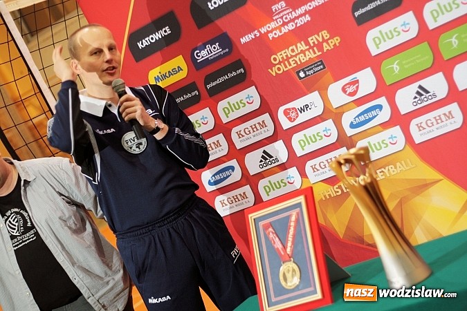Zdjęcie w galerii na portalu naszwodzislaw.com: W Wodzisławiu można było zobaczyć Puchar Świata zdobyty przez siatkarzy  wiadomości z regionu