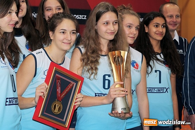 Zdjęcie w galerii na portalu naszwodzislaw.com: W Wodzisławiu można było zobaczyć Puchar Świata zdobyty przez siatkarzy  wiadomości z regionu