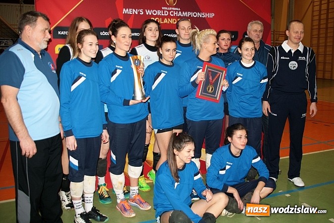 Zdjęcie w galerii na portalu naszwodzislaw.com: W Wodzisławiu można było zobaczyć Puchar Świata zdobyty przez siatkarzy  wiadomości z regionu