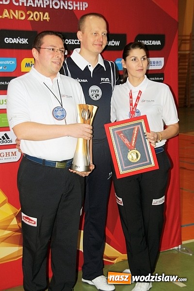 Zdjęcie w galerii na portalu naszwodzislaw.com: W Wodzisławiu można było zobaczyć Puchar Świata zdobyty przez siatkarzy  wiadomości z regionu