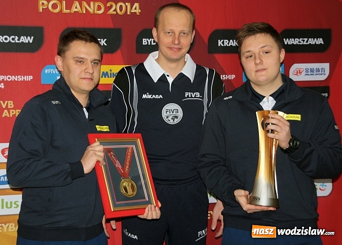 Zdjęcie w galerii na portalu naszwodzislaw.com: W Wodzisławiu można było zobaczyć Puchar Świata zdobyty przez siatkarzy  wiadomości z regionu